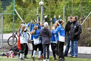 Jenter 2000 varmer opp.