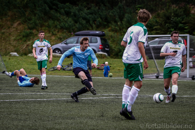 Sædalen - Harding 2-3: Henning Aga scorer 1-0 målet foto: Bernt-Erik Haaland / fotballbilder.no