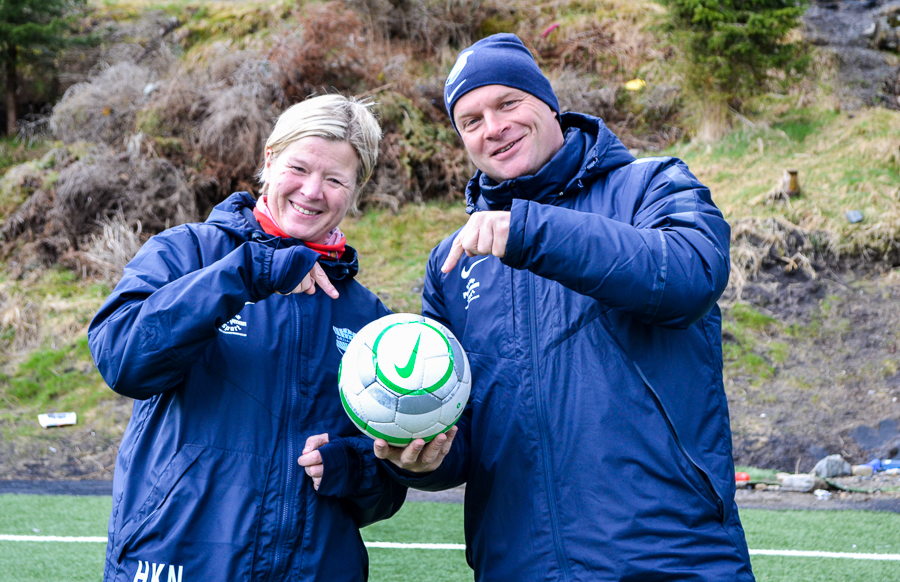 Hilde-Karin Nygaard og Roar Fredriksen setter i gang "Sjef over ballen"-prosjektet for jentene i Sædalen IL. Foto: Amanda Nygaard.